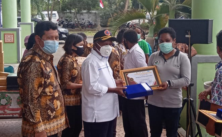 HKN Ke-56, Pemkab Jayapura Beri Penghargaan Kepada Kepala Kampung dan Kader Posyandu
