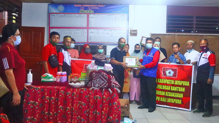 Peduli Kemanusiaan, KKSS Kabupaten Jayapura Salurkan Bantuan Bagi Korban Kebakaran APO