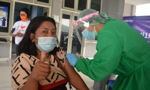 Ingin PPKM segera berakhir, Warga Jayapura  antri Vaksinasi di RSAL