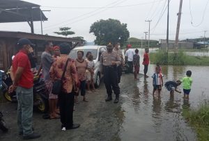 Kapolres Jayapura Tinjau Lokasi Banjir di Sentani