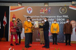 Gubernur Papua Terima Penghargaan Inisiator Olahraga 2022