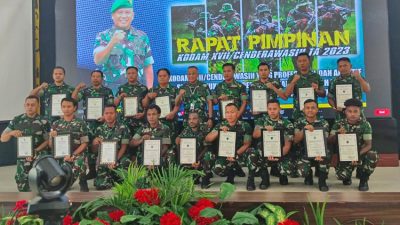 Pangdam XVII/Cenderawasih Berikan Penghargaan Kepada 18 Prajurit Berprestasi
