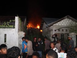 Respon cepat, Anggota Polres Jayapura Bantu  jinakan Api
