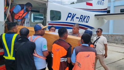 Personel Polres Jayapura Bantu Evakuasi 2 Jenazah Korban Kekejaman OTK di Yahukimo