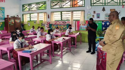 Pastikan Berjalan Baik, Plt Sekda Kota Jayapura Tinjau Pelaksanaan US Tingkat SD