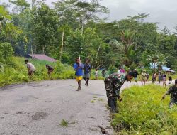 Hilangkan Suasana Mencekam, Satgas Yonif 133/YS dan Masyarakat Bersihkan Bahu Jalan