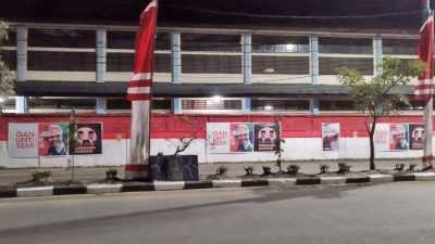 Kok Bisa! Baliho Capres Ganjar Pranowo terpajang di Tembok Pagar SMPN 1 Sentani