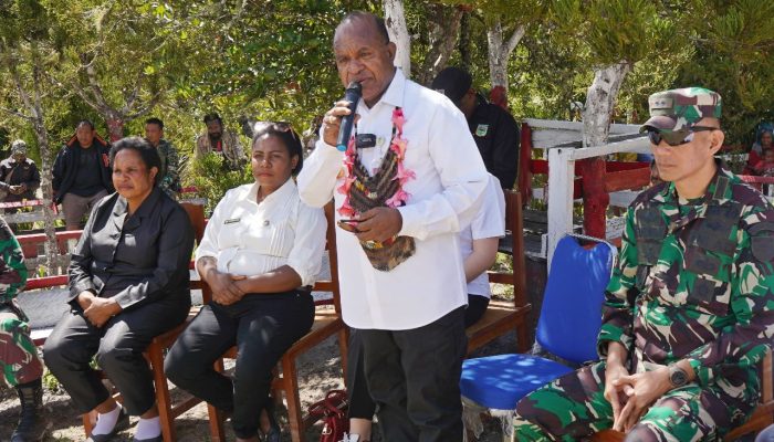 Bupati Doren Ajak Kepala Kampung dan Distrik ikut Upacara HUT Kemerdekaan RI