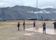 Meski Gerimis, Upacara Penurunan Bendera Merah-Putih di Tiom Berjalan Dengan Khidmat