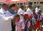Bupati Doren Disambut Hangat Para Siswa SD Inpres Tiom