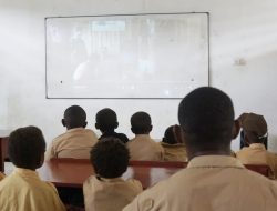 Moment HUT RI ke 78, Satgas Yonif 133/YS Gelar Nonton Bareng Bersama Anak-Anak Sekolah Papua