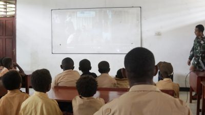 Moment HUT RI ke 78, Satgas Yonif 133/YS Gelar Nonton Bareng Bersama Anak-Anak Sekolah Papua
