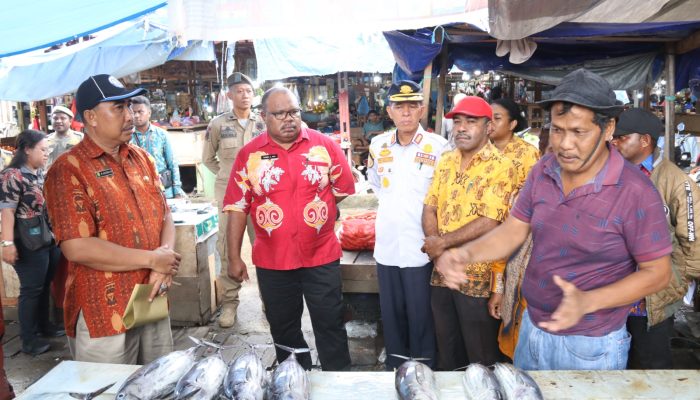 Pastikan Stok Bapok dan Harga Stabil Sekda Kota Jayapura Sidak ke Pasar tradisional dan Pasar Modern