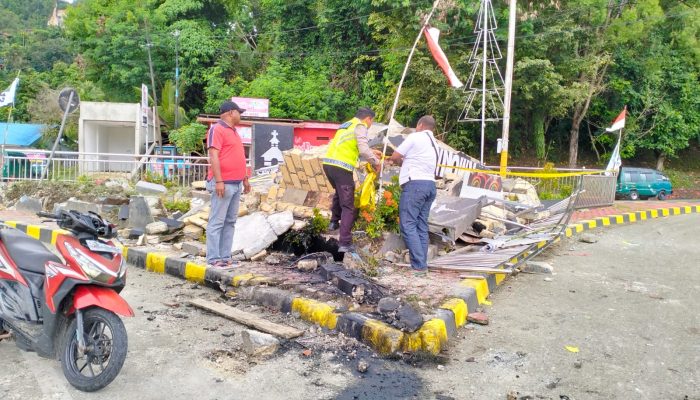 Tugu Harmoni Hancur Tertabrak Truck