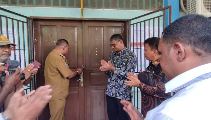 Triwarno Purnomo awali pelaksanaan cAT dengan membuka segel ruang Ujian