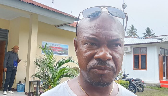 Pemuda Sentani Dapat Bantuan Truk Sampah dari Pj Bupati Jayapura