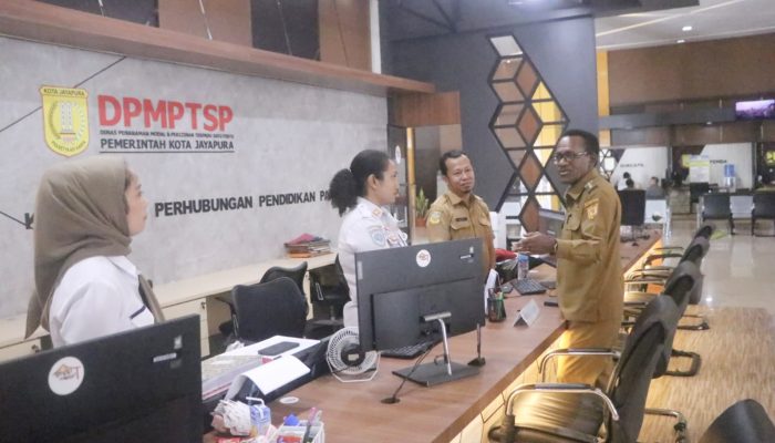 Tinjau Mal Pelayanan Publik, Frans Pekey : pengurusan dokumen tidak perlu ribet ke dinas