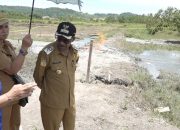 Penjabat Wali Kota Jayapura Tinjau Lokasi Semburan Gas, Minta Agar Warga Tidak mendekat di Area Karena Berbahaya