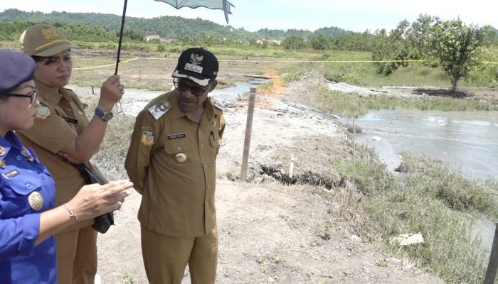 Penjabat Wali Kota Jayapura Tinjau Lokasi Semburan Gas, Minta Agar Warga Tidak mendekat di Area Karena Berbahaya