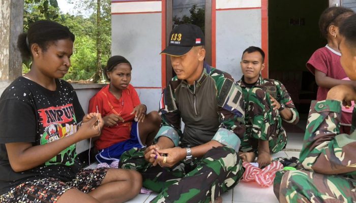 Pos Buohsa Satgas Yonif 133/YS Ajarkan Warga Papua Anyam Noken