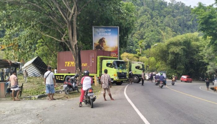 Hilang Rem, Truck Tronton Mundur di Tanjakan Surabaya Motor Entrop