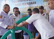 Penjabat Walikota Jayapura Serahkan Bantuan Kapal Ikan Kepada Nelayan