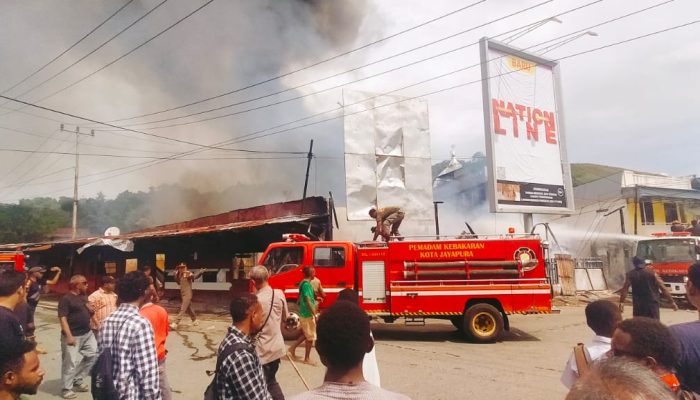 Diduga Arus Pendek, Api Hanguskan 2 Rumah Pribadi dan 7 Rumah Sewa di Waena