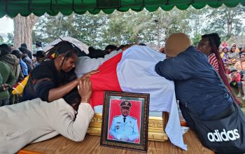 Isak Tangis menyelimuti keluarga kehadiran jenazah Alm. Doren Wakerkwa