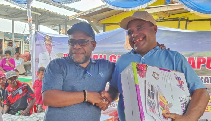 DPMK dan OAP Papua salurkan Bantuan Kepada 8 Kelompok Usaha Orang Asli Papua