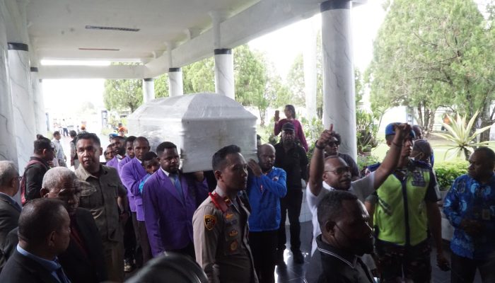 Kedatangan jenazah Lukas Enembe, disambut ribuan masyarakat di Bandara Sentani