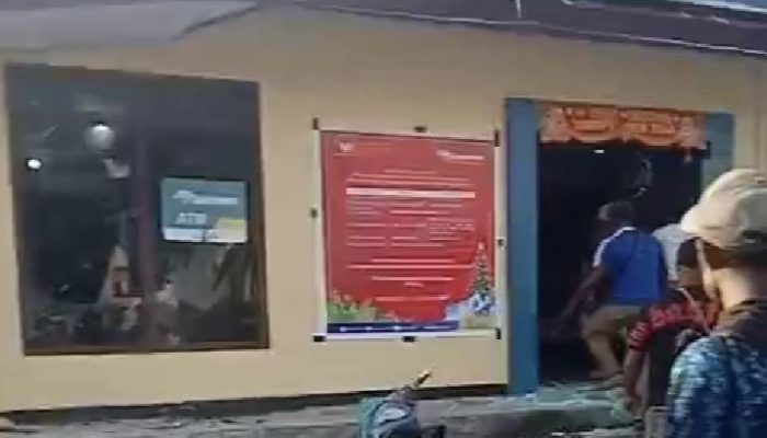 KC Bank Papua di Waropen Dirusak Warga