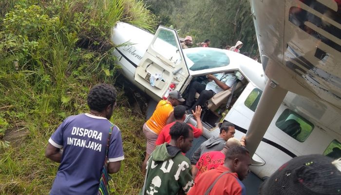 Pesawat Terbang Tabrak Bukit Saat Mendarat di Lapangan Terbang Pogapa, Kapolres Intan Jaya: Tidak Ada Korban Jiwa