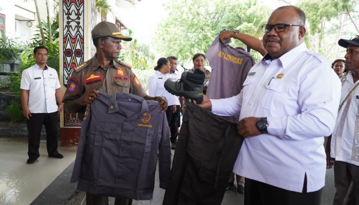 Pemkot Jayapura Bagikan Atribut Satlinmas  Digunakan Pada Pemilu 2024