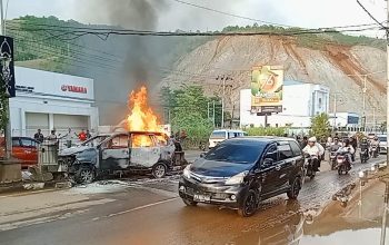 Tabrak Gardu Lampu Jalan, Mobil Avansa Ludes Terbakar