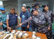 Buru Longboat TNI AL Temukan Ganja 13 Kg di Tengah Laut