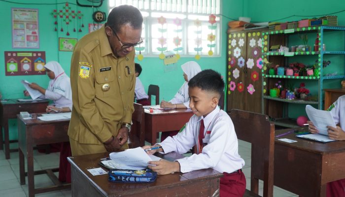 Penjabat Walikota Jayapura Tinjau Pelaksanaan Ujian Sekolah di Tingkat SD dan SMP