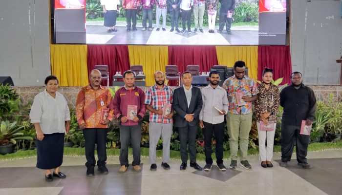 ” Mengurai Benang Kusut Keadilan Perkara Barnabas Suebu ” Fakta KPK Tidak Mampu Membuktikan Kesalahan Bas Suebu