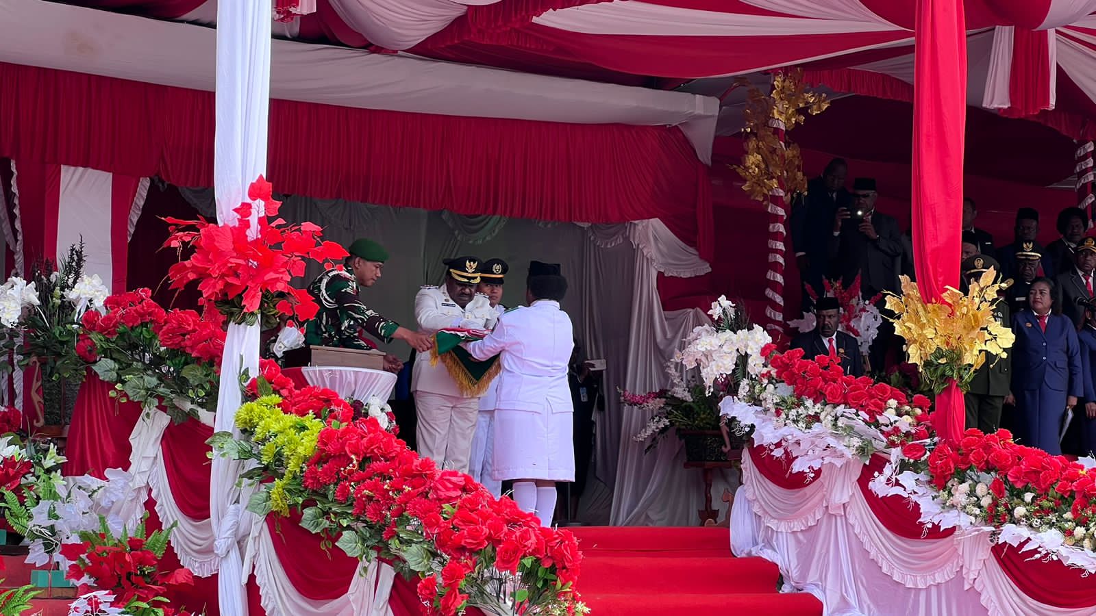 Pj Bupati Alpius Yigibalom saat memberikan bendera merah putih kepada paskibra Lanny jaya