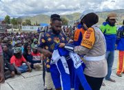 Pengojek di Kota Tiom Dapatkan ‘Identitas Baru’ dari Penjabat Bupati Lanny Jaya