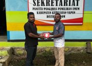 Dukung Percepatan Informasi dan Pelaporan Pengawasan, Bawaslu Yapen berikan Fasilitas Orbit bagi Panwaslu Distrik
