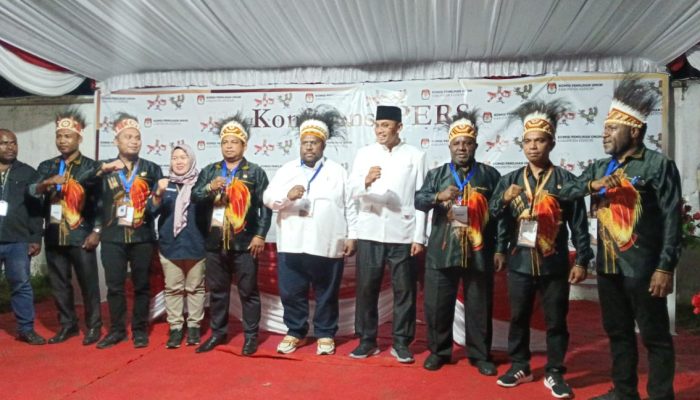 Pasangan Kenius Kogoya – Nursalim Menjadi Pasangan Terakhir yang Mendaftar di KPU Keerom