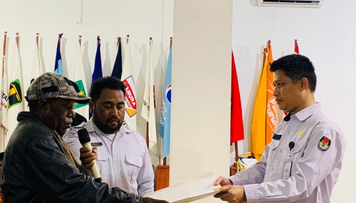 Datangi KPU Papua Tengah, 8 Kepala Suku Adat Tuntut Isaias Douw Harus Daftar Jadi Bakal Calon Gubernur