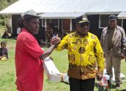 Berikan Bantuan Alat Kerja, Alpius Yigibalom Dorong Para Petani Distrik Poga Tanam Kopi dan Bawang Merah