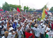 Kampanye Akbar Dominggus Catue – H. Jumriati Luar Biasa, Masyarakat Tumpah Ruah di Lapangan Merdeka Kabupaten Sarmi
