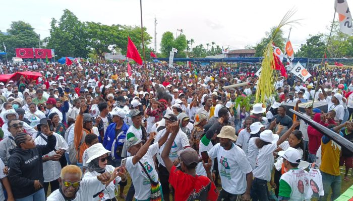 Kampanye Akbar Dominggus Catue – H. Jumriati Luar Biasa, Masyarakat Tumpah Ruah di Lapangan Merdeka Kabupaten Sarmi