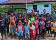 Datangkan Kecerian, Satgas Yonif 512/QY Bagikan Alat Tulis Gratis untuk Anak-anak