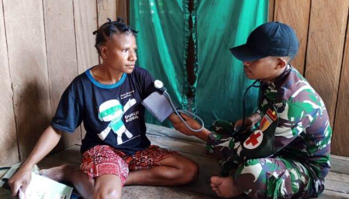 Anjangsana Door to Door ke Rumah-rumah Warga, Satgas Yonif 512/QY dengarkan Aspirasi Warga