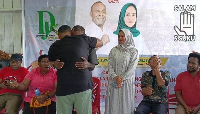 Air Mata Haru dan Bahagia atas Menangnya Paslon Nomor Urut 01, Dominggus Catue – H. Jumriati Ditetapkan Unggul 13.521 Suara