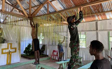 Bangun Toleransi Jelang Perayaan Natal, Satgas TNI Percantik Gereja S.T. Yohanes Kampung Tatakra Keerom