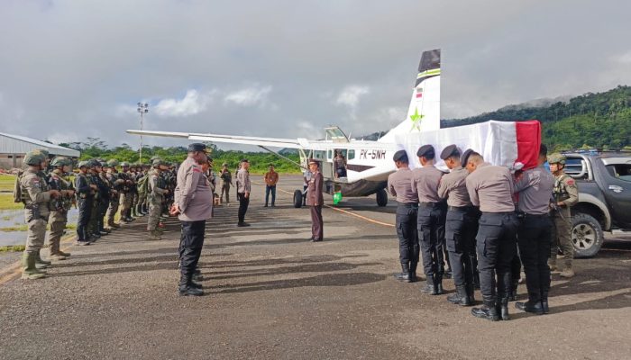 Kapolres Yalimo Pimpin Pelepasan dan Pemberangkatan Jenazah Brigpol Anumerta Iqbal Anwar Arif